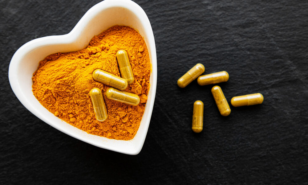 Cúrcuma a los 70: antiinflamatoria, antioxidante y aliada del corazón y cerebro